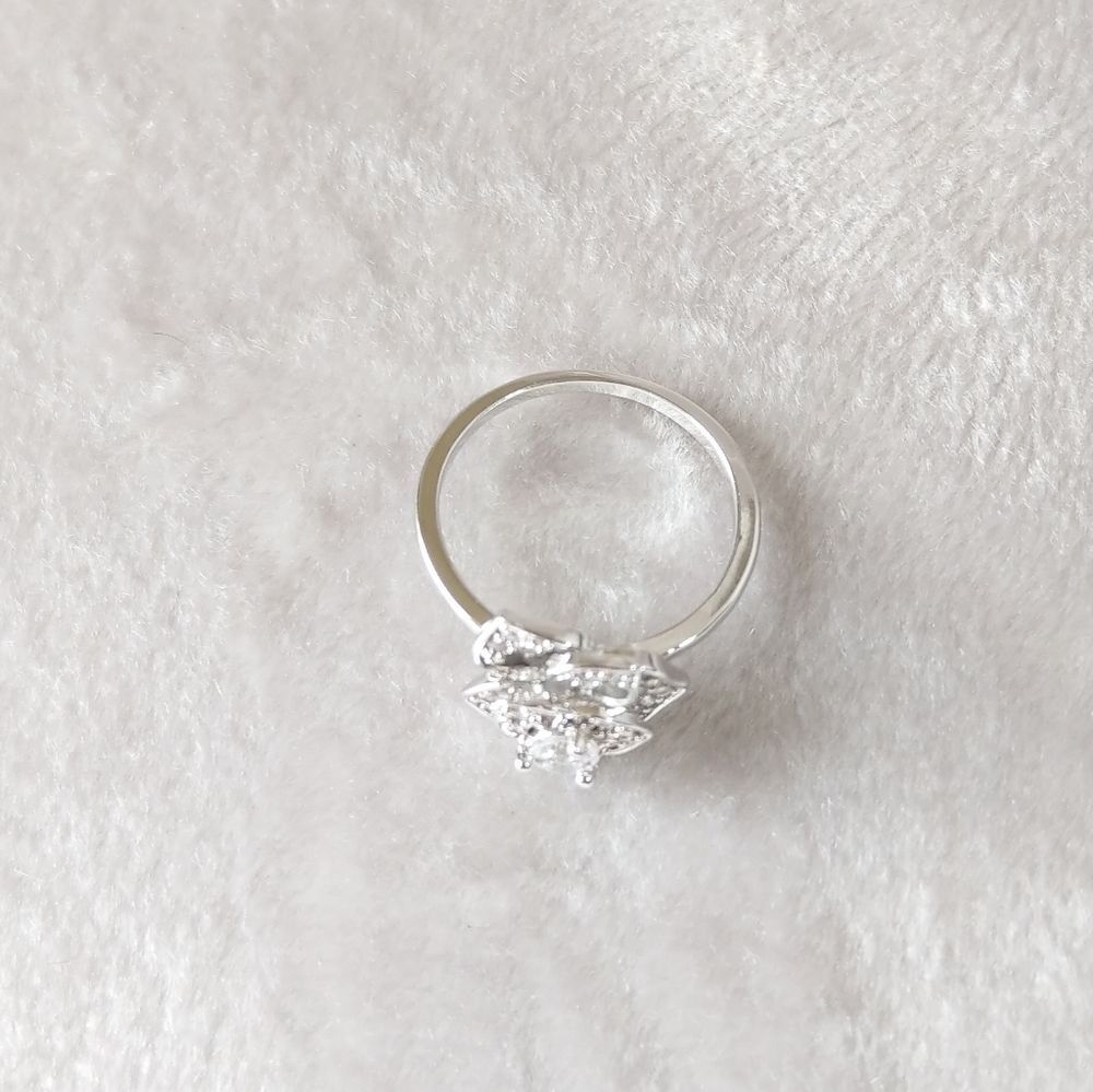 💎NEW💎 WHITE GOLD PLATED CAMILLIA RING - Picture 8 of 9